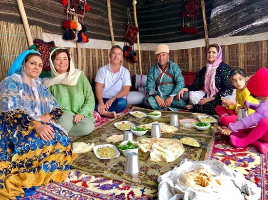 گردشگران خارجی در سیاه چادر عشایر 